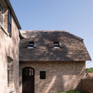 image d'un châssis patrimoine sur un bâtiment ancien
